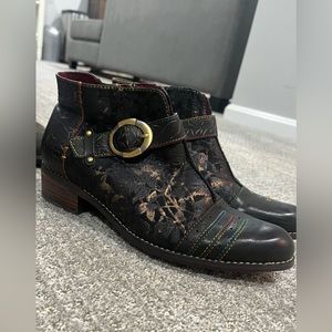 THREE Pairs of l’artiste boots !!